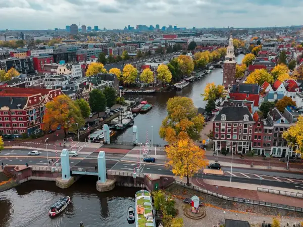 Jesień w Amsterdamie. Czy Holandia jest bezpiecznym krajem? Spokojne kanały, mosty i ruch uliczny sugerują, że tak.