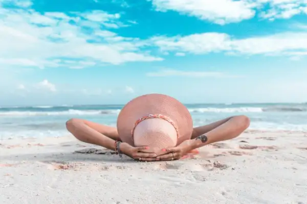 Słońce, plaża i błękitne niebo. Idealny czas, by pomyśleć, co spakować do Grecji: kapelusz, strój kąpielowy i dobry humor.