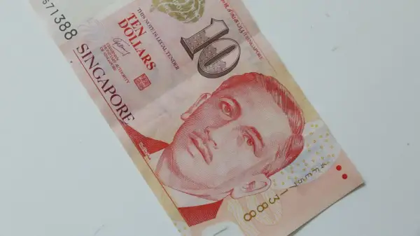 Dolar singapurski to waluta, jaką zabrać do Singapuru. Na zdjęciu banknot 10 dolarów.