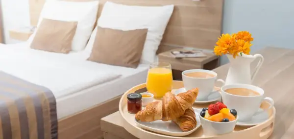 Hotel resort co to znaczy? Poznaj różnice i unikalne usługi