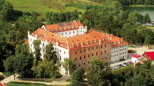 Atrakcje turystyczne w Rynie – co warto zobaczyć i gdzie się zatrzymać