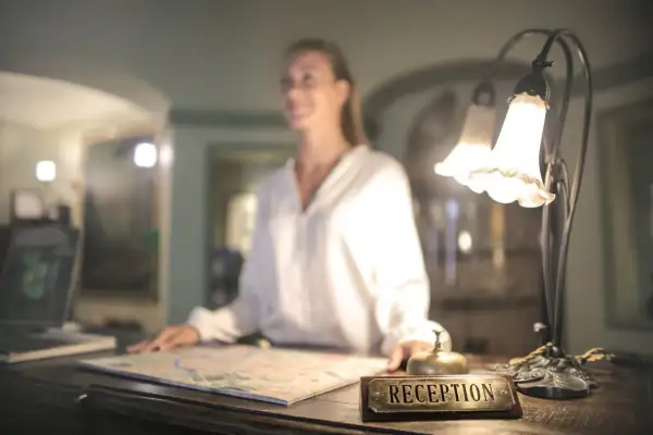 Co robi recepcjonistka w hotelu? Poznaj jej kluczowe obowiązki