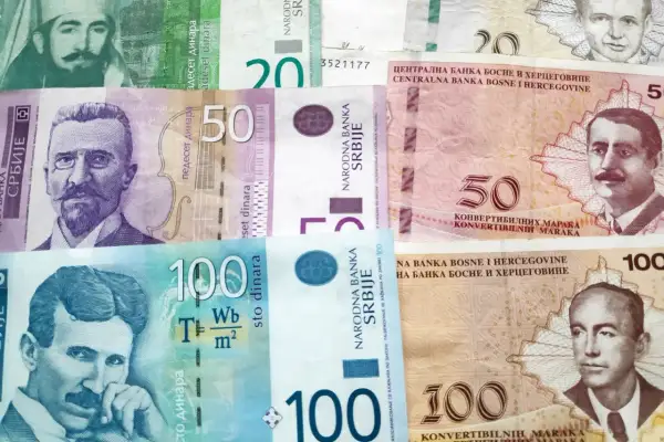 Serbskie dinary i bośniackie marki. Na banknotach widać portrety znanych postaci, m.in. Nikoli Tesli. To właśnie te waluty stanowią odpowiedź na pytanie: co to za waluta RS.