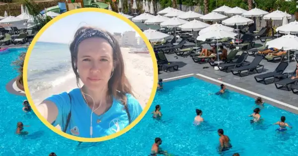 Kobieta w okręgu na tle basenu i plaży. Zastanawiasz się, ile zarabia animator w Turcji?