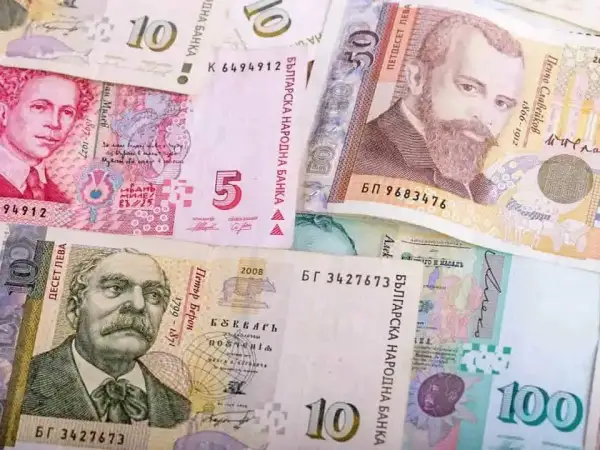 Bułgarskie lewy, czyli jaką walutę ma Bułgaria. Widoczne banknoty o nominałach 5, 10, 50 i 100 lewów.