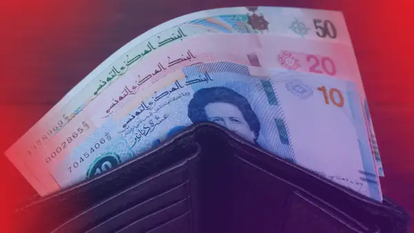 Portfel z dinarami tunezyjskimi. Taką walutą można płacić w Tunezji. Widoczne nominały 10, 20, 50.
