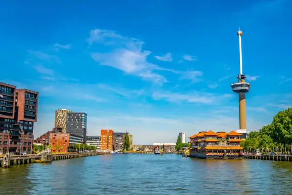Widok na nowoczesną architekturę Rotterdamu, w tym wieżę Euromast i budynki nad wodą. Czy Rotterdam jest bezpieczny? Miasto tętni życiem.
