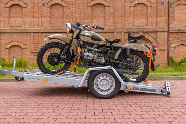 Jak przewieźć motocykl na zwykłej przyczepie bez ryzyka uszkodzeń