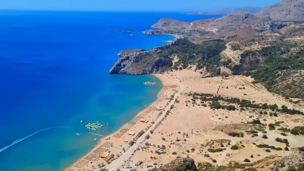 Piękna plaża z turkusową wodą i leżakami. Czy Rodos jest bezpieczne? Tak, to raj dla turystów!