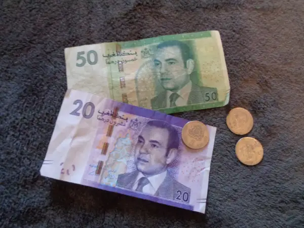 Banknoty 20 i 50 dirhamów, czyli walutą, jaką płaci się w Maroko, oraz monety.