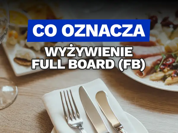 Co to znaczy wyżywienie full board (FB)? Talerze z jedzeniem i nakrycie stołu sugerują obfitość posiłków.
