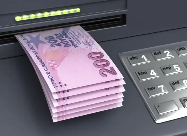 Banknoty 200 lir tureckich wychodzące z bankomatu. Czy w Turcji można płacić euro? Raczej nie, lepiej mieć lokalną walutę.